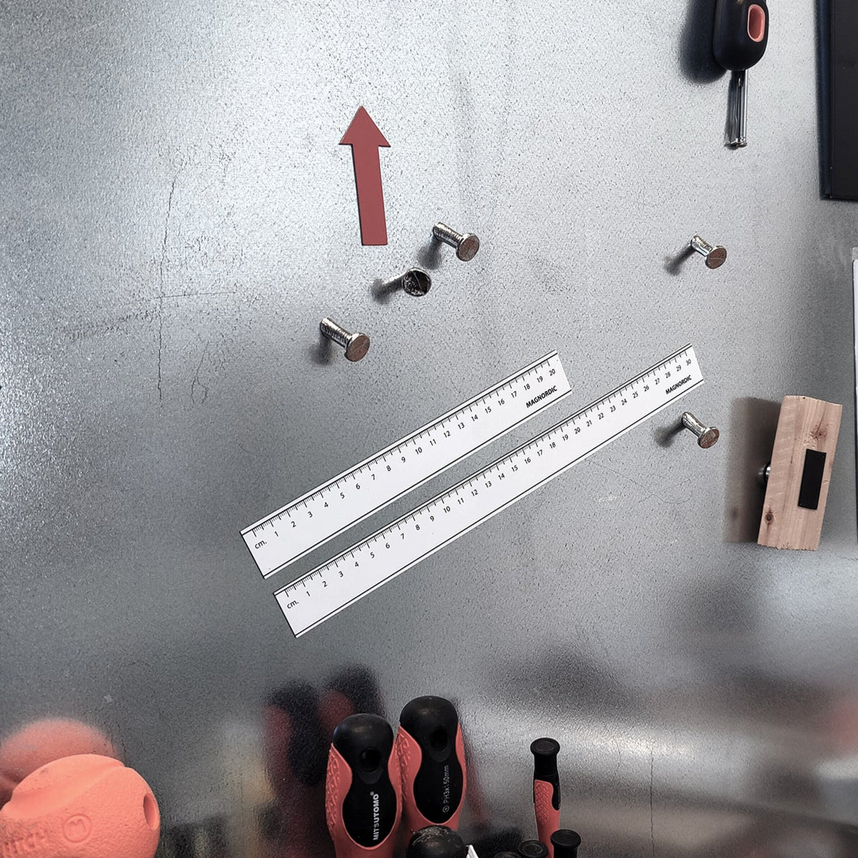 Magnetisk linjal vit 30 cm - svarta siffror