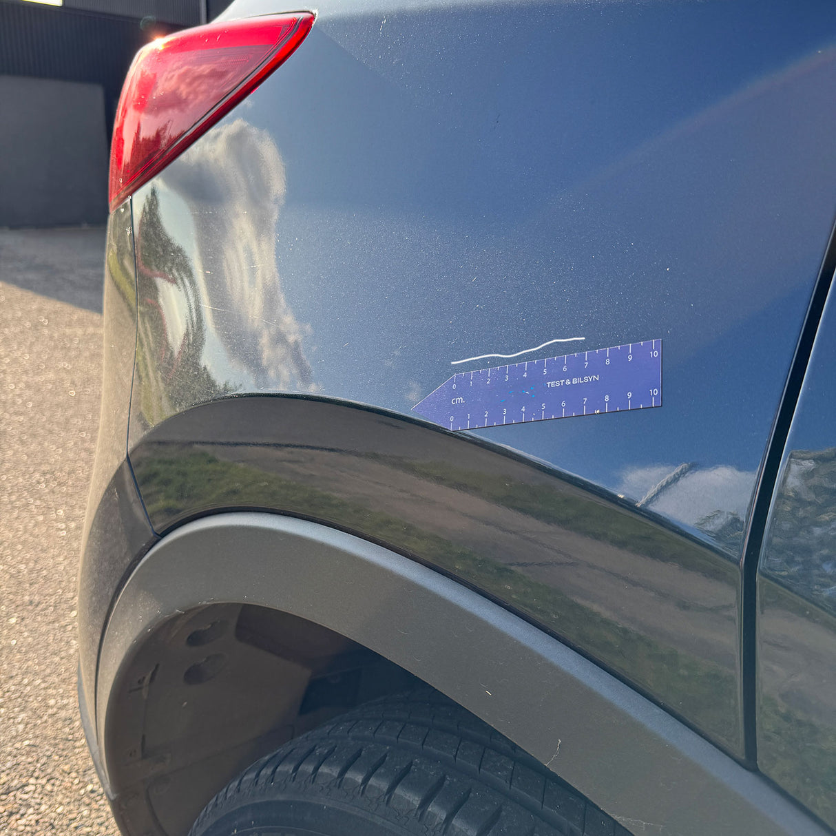 Magnetisk linjal med vita siffror, 20 cm (för logotryck)