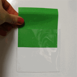 Vita magnetfickor på vit bakgrund kan vara svår att se. Därför visar vi här ett foto med grönt papper i magnetfickan.
