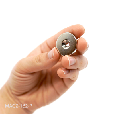 Här ser du en hand med magneten för att bättre bedöma storleken
