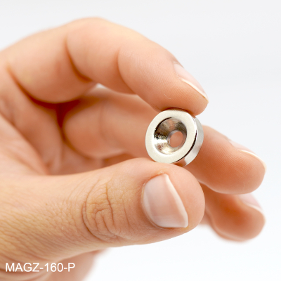 Magneterna är små men super starka. Här kan du se den försänkta sidan utåt.