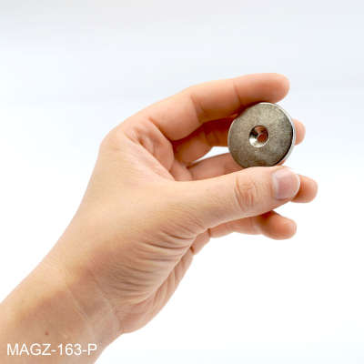 En hand är alltid ett enkelt sätt att visualisera storlekar – här ser du också en 34x4 mm magnet