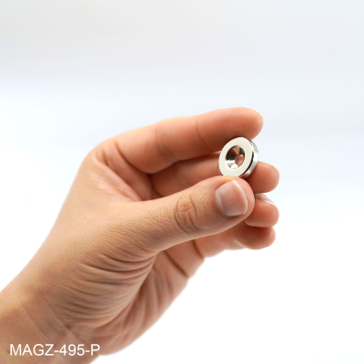 En hand är alltid ett enkelt sätt att visualisera storlekar – här ser du även en 18x4 magnet