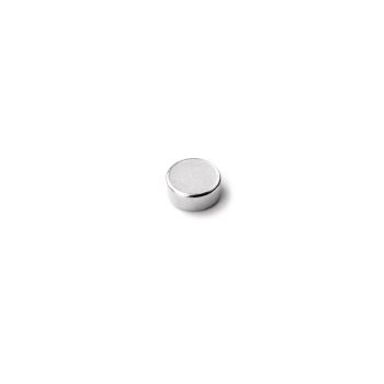 Liten 6x2 mm magnet av neodymium. Du kan köpa magneterna online på Magnordic.se. Bra storlek för hobby.