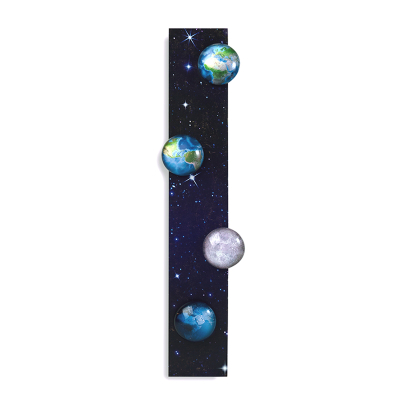Självhäftande magnetlist i set med 4 vackra magneter med foton av galaxen. Mrk Planet Story Box från Trendform.