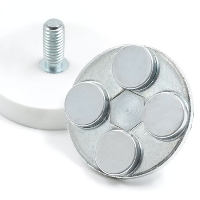 Magneterna har 4 poler vända på olika sätt så at de kan attraheras magnet mot magnet