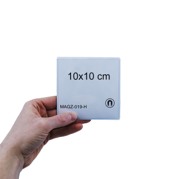 Vit magnetflicka 10x10 cm i flexibel magnetfolie med transparent framsida. Hela baksidan är magnetisk. Försäljning från 1 st
