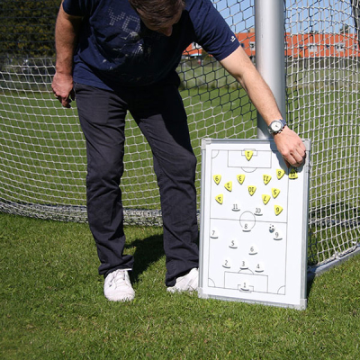 Piotr Haren visar fotbollstaktik med magneterna 